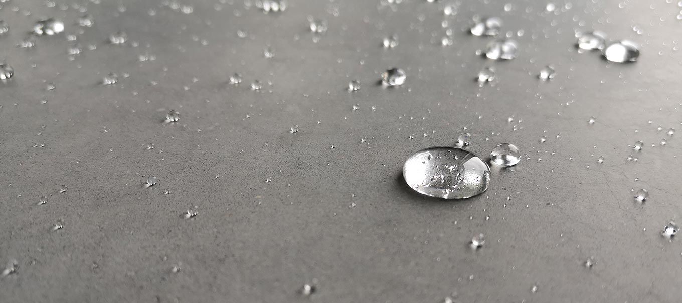 Nahaufnahme Wassertropfen auf sanierter Bodenfläche